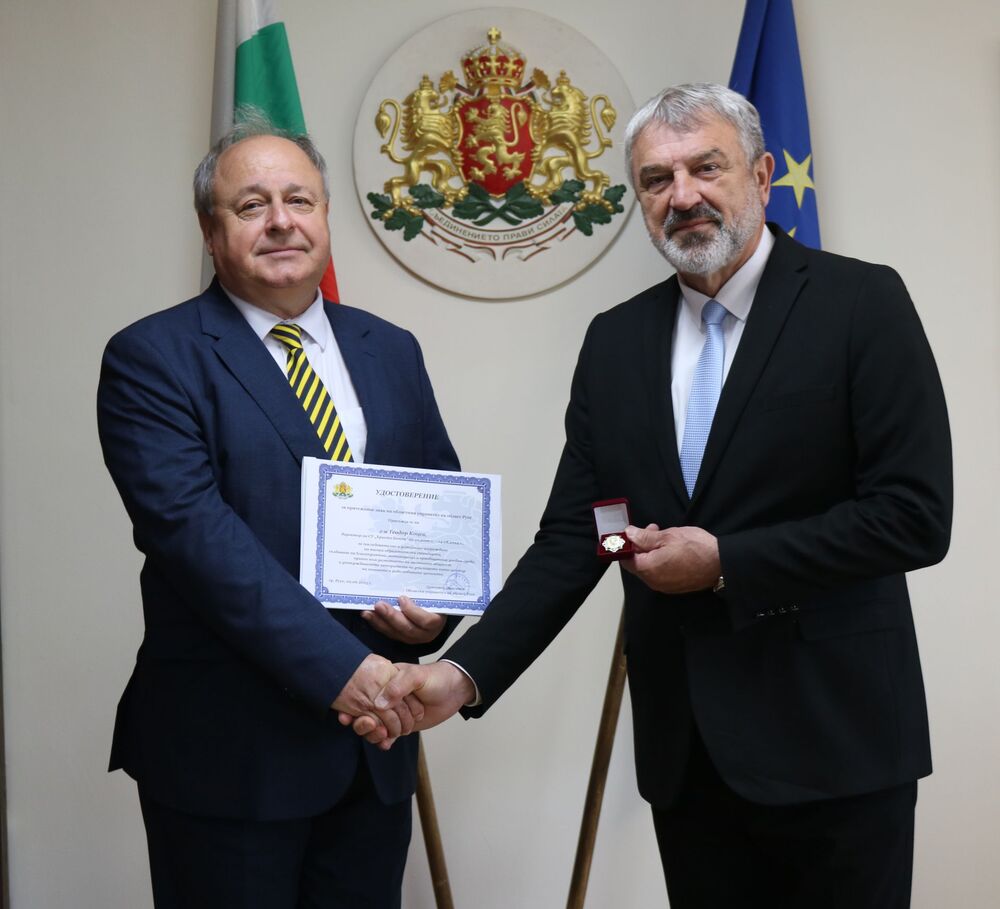 Най-дългогодишният директор на СУ „Христо Ботев“ Теодор Коцев бе отличен със знака на областния управител на Русе