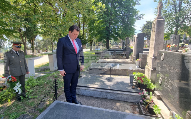 Български дипломати и представители на българската общност в Скопие поднесоха цветя на гроба на полк. Борис Дрангов