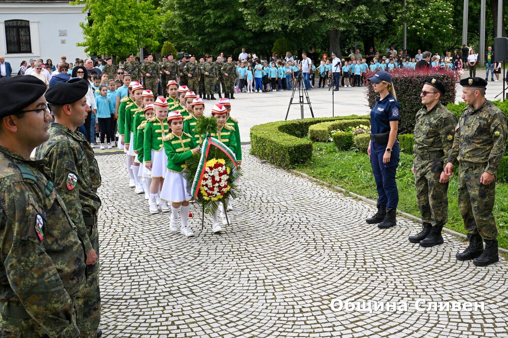Сливен се поклони пред подвига на Ботев и загиналите за свободата на България