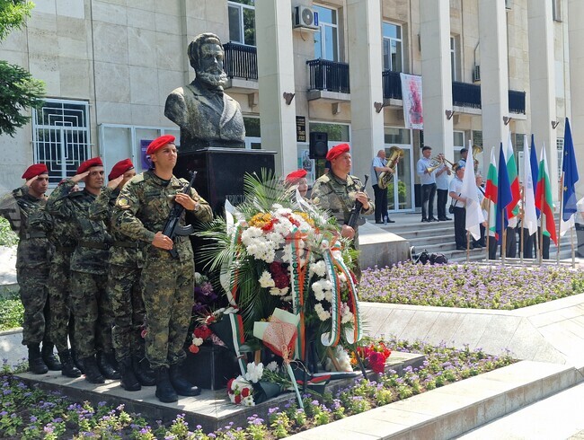 Хасково почете Деня на Ботев с поднасяне на цветя пред бюст-паметника на революционера в центъра на града 