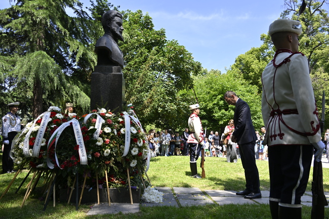 Христо Ботев остави след себе си не само пример за саможертва, а и за отговорността на всеки един човек, каза кметът на София Васил Терзиев