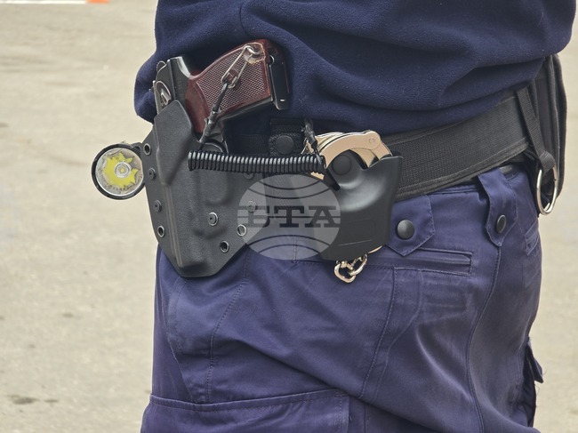 Млад мъж е в тежко състояние след побой пред заведение в Ловеч, съобщиха от полицията