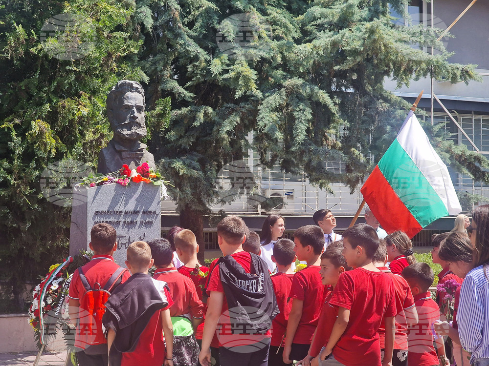 Пазарджик почете Деня на Ботев с рецитал и поклонение пред паметника му на площад "Съединение" в града