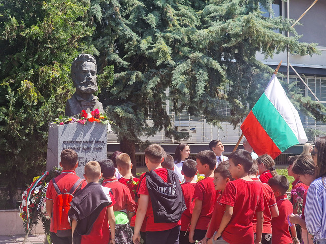 Пазарджик почете Деня на Ботев с рецитал и поклонение пред паметника му на площад "Съединение" в града