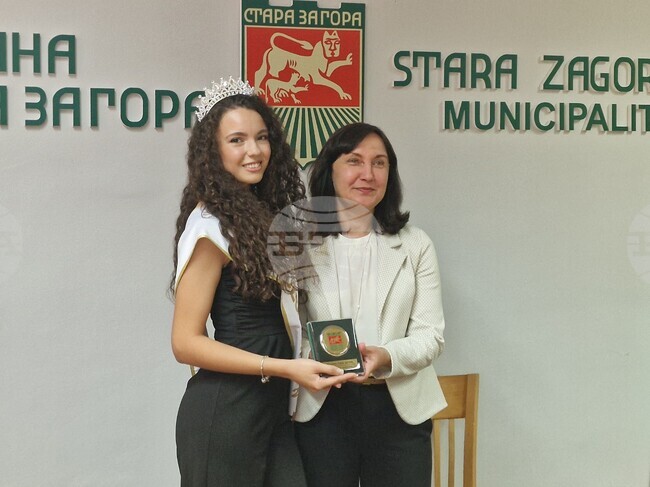 Община Стара Загора награди Хрисиана Христова за титлата „Мис Земя – България 2025“