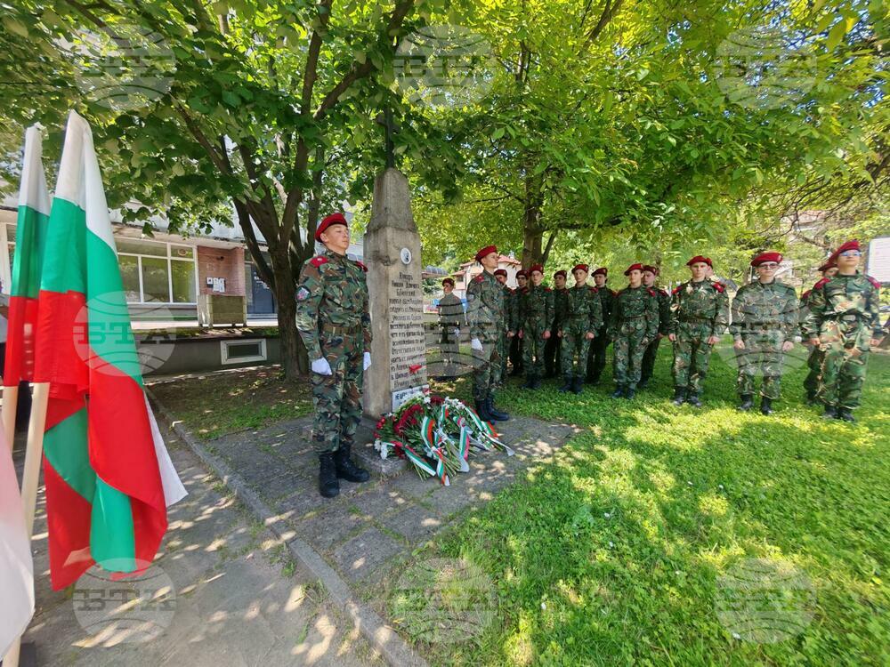 Денят на Ботев и на загиналите за свободата и независимостта на България бе отбелязан в Габрово