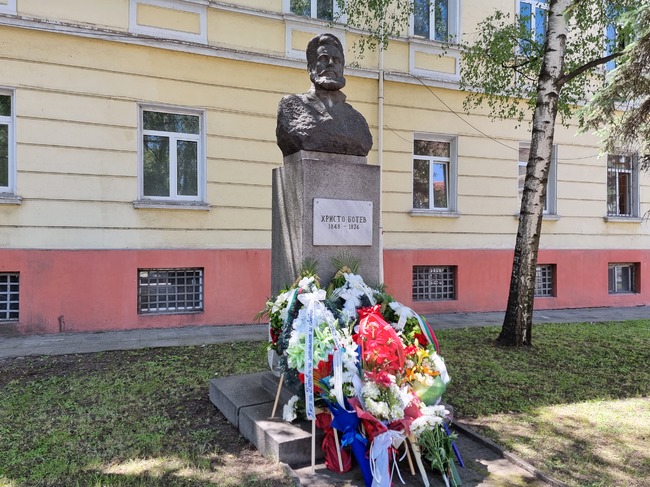 Перник се поклони пред подвига на Христо Ботев и героите, жертвали живота си за свободата на България