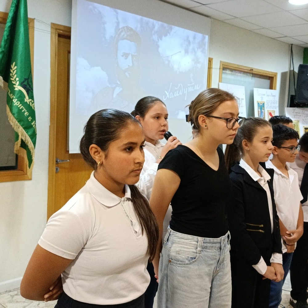 Възпитаници на училище „Никола Вапцаров“ в Никозия, Кипър, получиха удостоверения за завършен клас