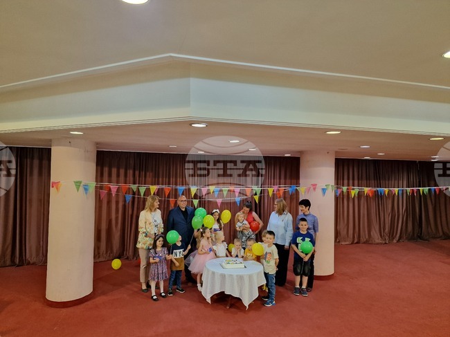  Община Разград зарадва с подаръци децата, родени с подкрепата на общинския фонд „Инвитро“ 