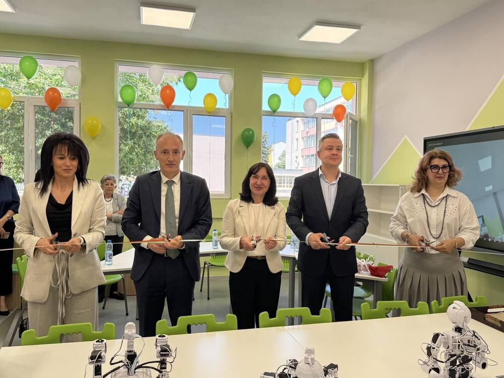 Министърът на образованието Красимир Вълчев откри нов STEM център в старозагорско училище