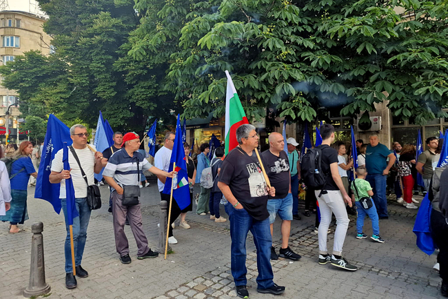 Протестът на медици и лекари специализанти блокира движението в района на Народното събрание