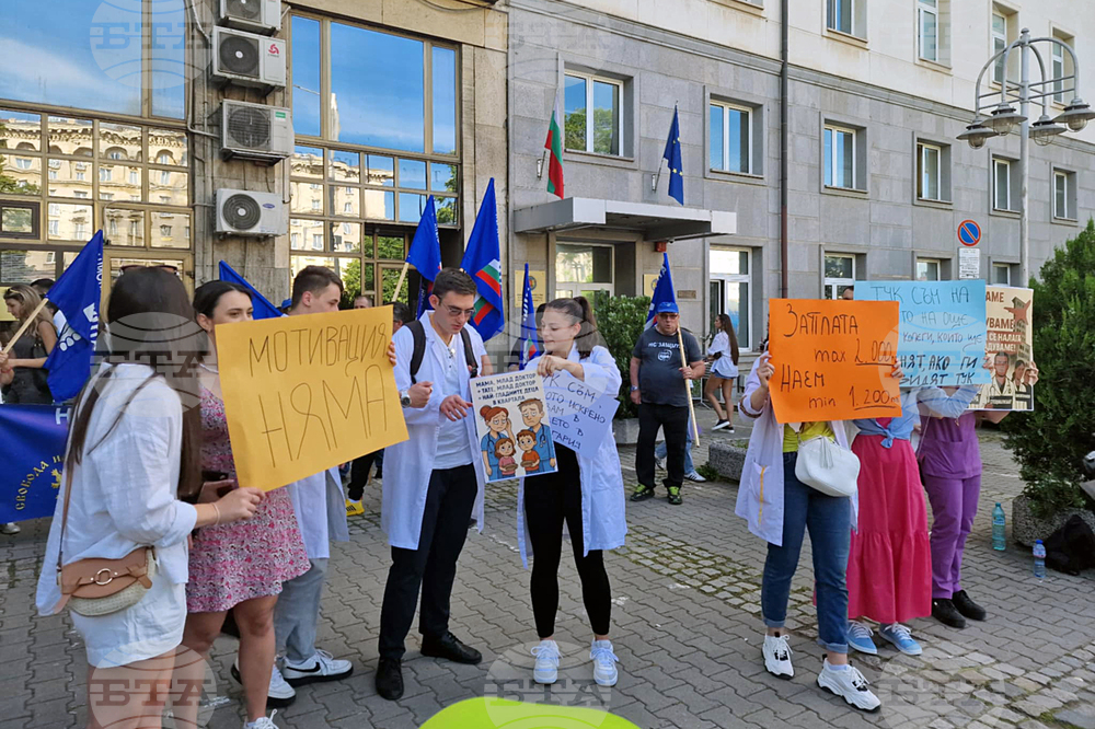Протест - медици