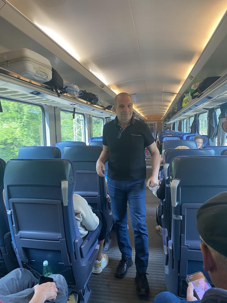 Министър Гроздан Караджов пътува от Мездра до София с бързия влак и обяви седем мерки за подобряване на услугата в БДЖ