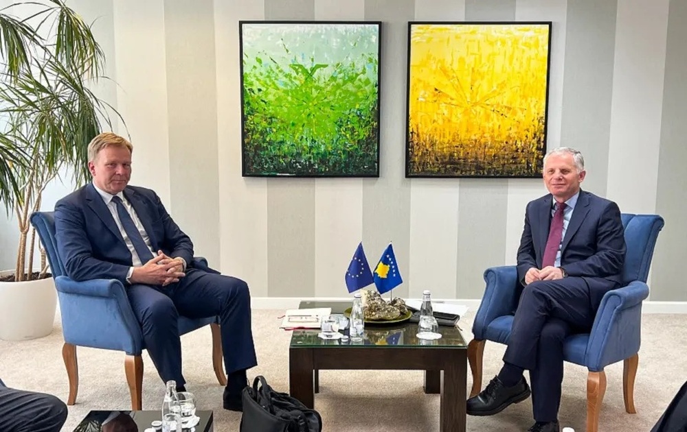 КосоваПрес: Вицепремиерът Бислими разговаря със специалния пратеник на ЕС за диалога между Белград и Прищина Петер Сьоренсен в Брюксел