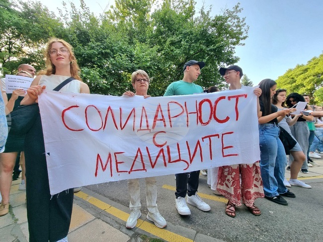 Млади лекари, студенти и медицински специалисти протестираха във Варна