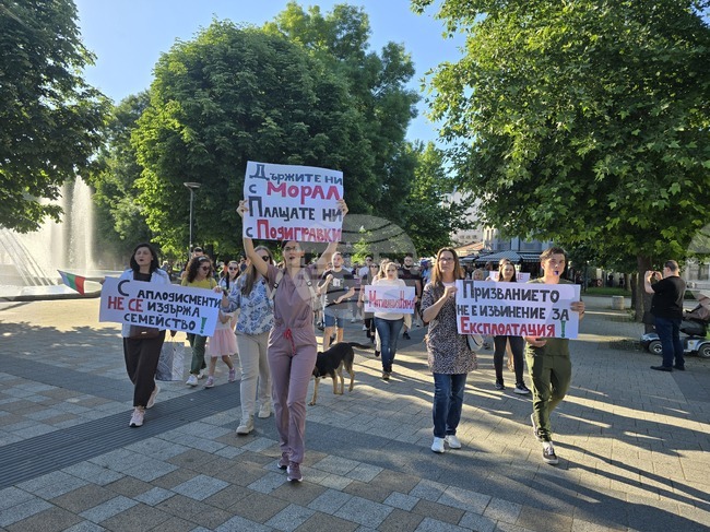С възгласи „Бъдеще в България“ и протестно шествие плевенски медици се включиха в националния протест за по-добри условия на труд и по-високи заплати