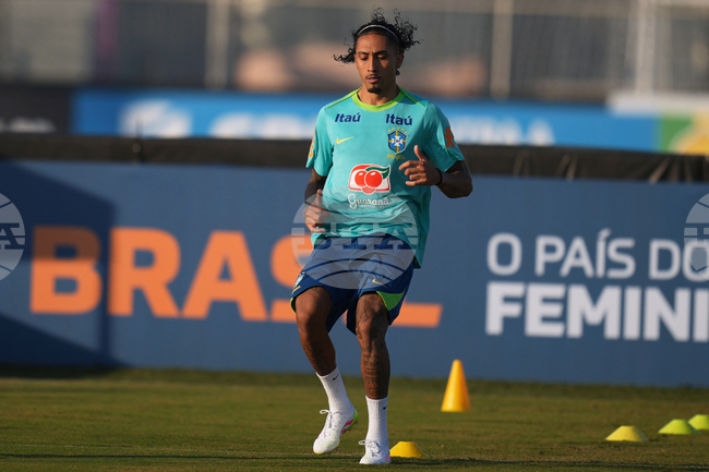 Нападателят на Барселона Рафиня съжалява, че играчите са принудени да се откажат от почивката си, за да играят на Световното клубно първенство