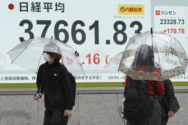 Индексите на борсата в Токио се понижиха след поскъпване на йената, а на Уолстрийт търговията беше разнопосочна