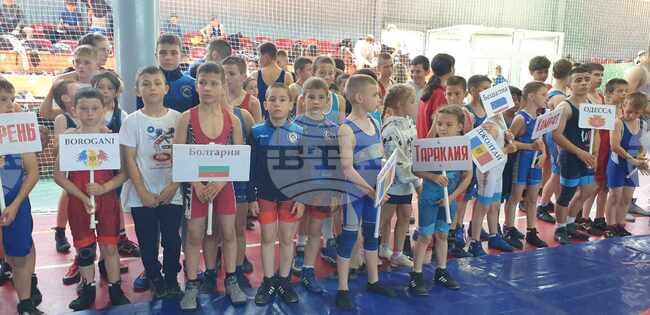 Български клубове се включиха в международен турнир по борба в Тараклия