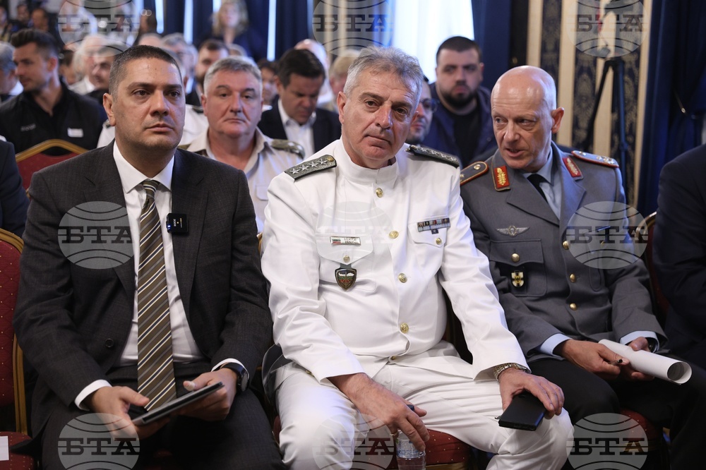 Плащането на сметката на предишните своеволия в бюджета пречи за бързото увеличаване на разходите за отбрана, смята Христо Гаджев