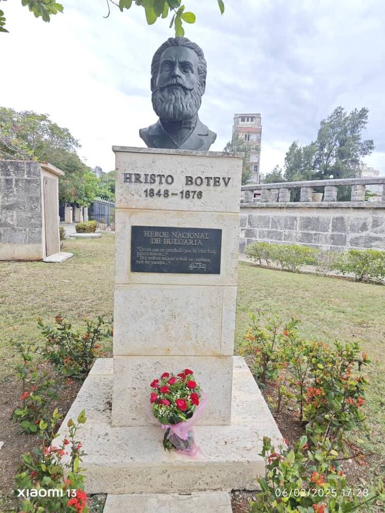 По случай Деня на Ботев екипът на Българското посолство в Куба поднесе цветя пред бюст-паметника на Христо Ботев в Стара Хавана