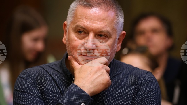 Да останеш свестен в несвестно време – това трябва да е новото будителство, написа за днешния празник Георги Господинов