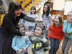 Вокална група „Радиодеца“ с диригент Илина Тодорова ще посрещне лятото с концерта „Здравей, ваканция!“. Снимка: Организаторите