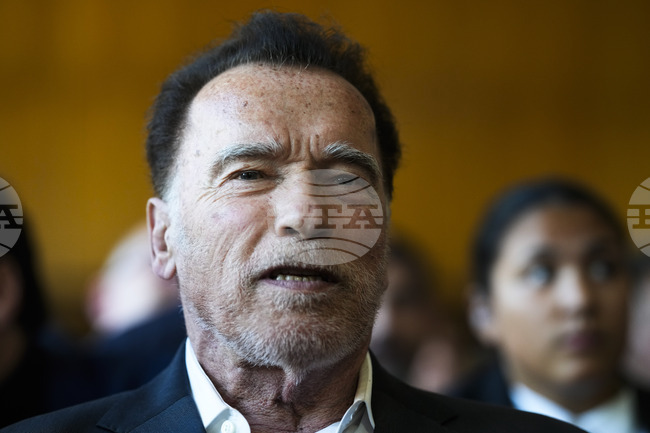 Арнолд Шварценегер поздрави пътниците в обществения транспорт във Виена