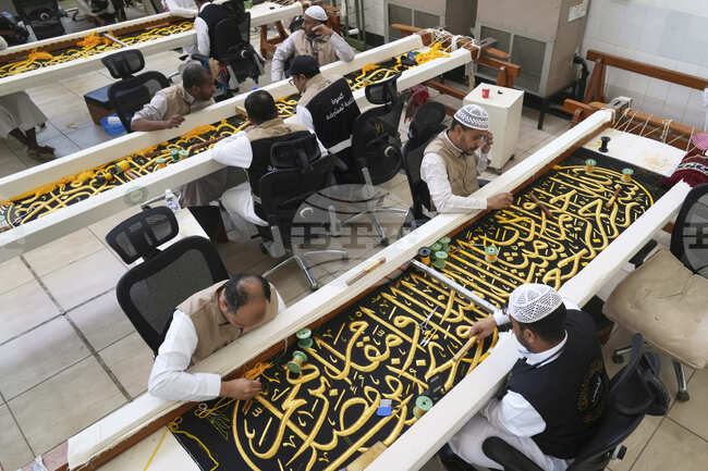 СПА: Стартирана е инициатива за локализиране на производство на коприната за покривалото на Кааба в Мека