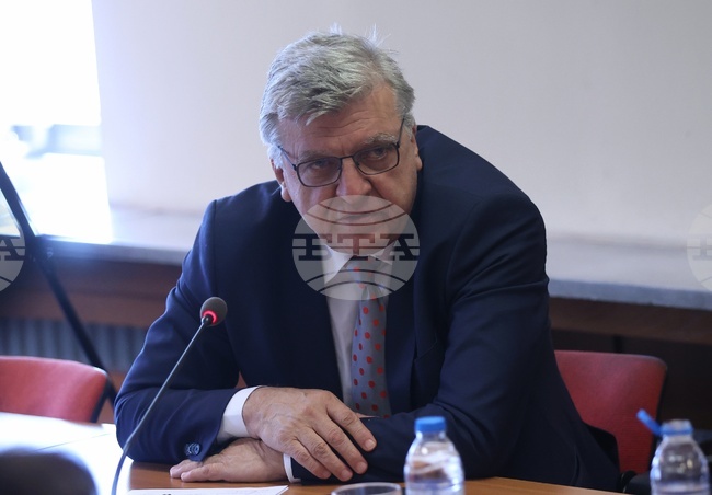 Заради ощетяване с големи суми от продуктови такси големи фирми са дадени на прокуратурата, каза министър Манол Генов