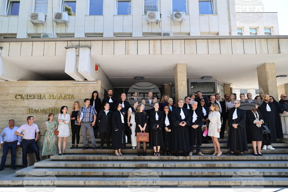 Адвокати от Пловдив излязоха на протест с искане за увеличение на хонорарите на служебните защитници