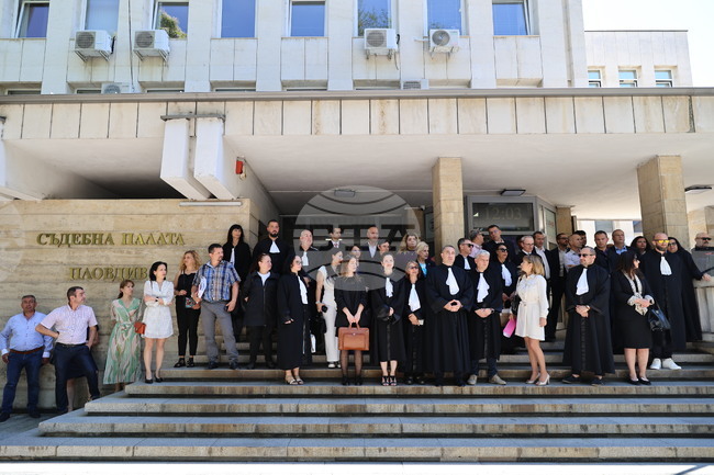 Адвокати от Пловдив излязоха на протест с искане за увеличение на хонорарите на служебните защитници