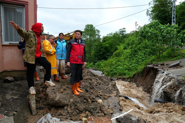 Проливен дъжд наводни градовете край Трабзон в Турция