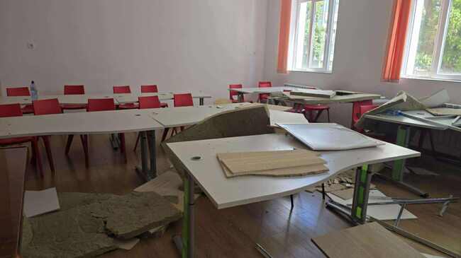 Част от окачен таван в Музикалния корпус на Средно училище „Любен Каравелов“ в Пловдив е паднала по време на учебен час