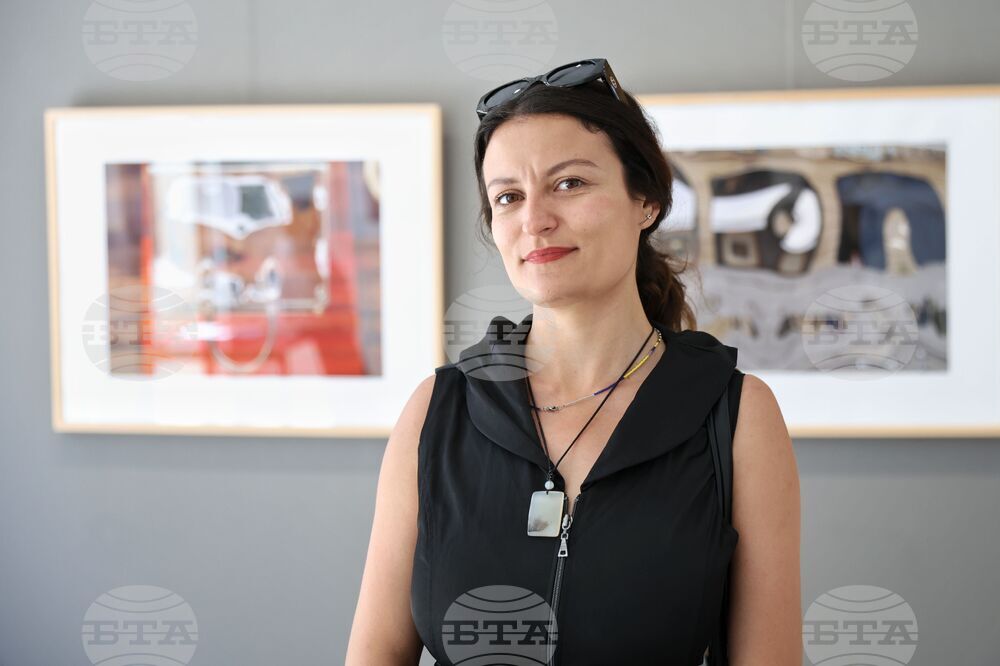 Бургас - Карина Попова - изложба фотография и рисунки