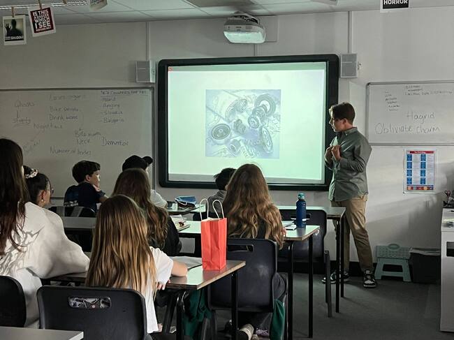 Четиринадесетгодишният Борис Вранцалиев, който сам сглобява състезателна кола, изнесе открит урок в училище „Васил Левски“ в Кеймбридж