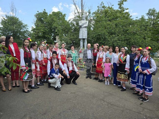 На 2 юни в Задунаевка, Украйна, българи от Арцизката община почетоха паметта на Христо Ботев