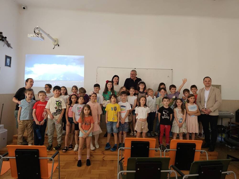 Днес се състоя среща на проф. Христо Пимпирев и Елка Василева с ученици от IV и VII клас