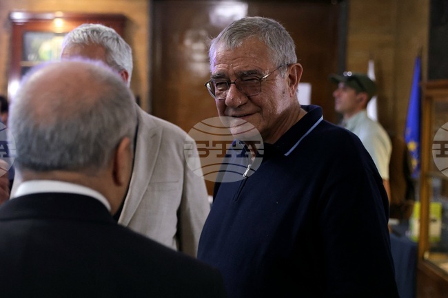 Най-важното е подводната вкаменена гора в района на Созопол да бъде запазена, защото е уникална в света, каза проф. Христо Пимпирев