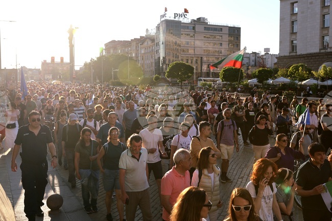 Политици, общественици и граждани протестират под надслов „Завинаги в Европа! Вън Пеевски от властта" 