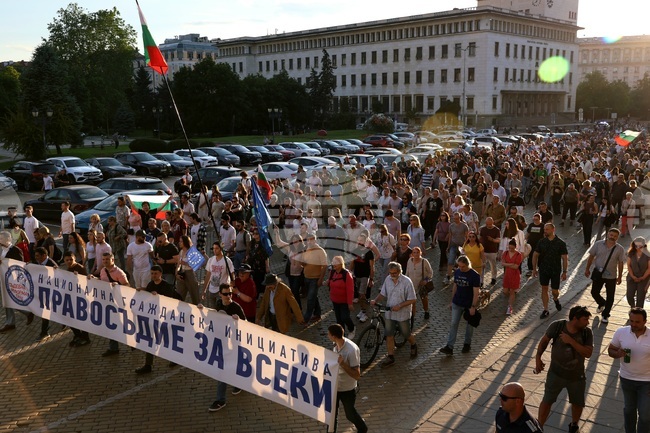 Политици, общественици и граждани протестират под надслов „Завинаги в Европа! Вън Пеевски от властта" 