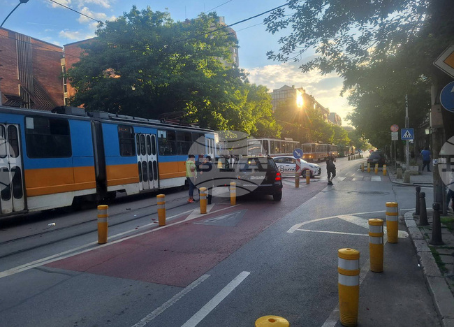 Трамвай и автомобил са се ударили на кръстовището на булевард "Ал. Стамболийски" и улица "Осогово", има пострадал