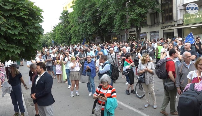 Политици, общественици и граждани протестират под надслов „Завинаги в Европа! Вън Пеевски от властта"
