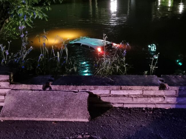 Пловдивчанин се озова с колата си в река Тунджа в оживен район на Ямбол, при инцидента няма пострадали