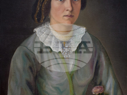 Кураторът Анелия Николаева подрежда изложбата „Галерии. Колекции. Творби“. Снимка: СБХ