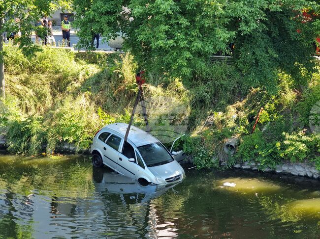 Пияният шофьор, който падна с колата си в река Тунджа в Ямбол, е осъждан за шофиране след употреба на алкохол