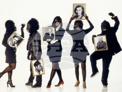 Росена Иванова прави кураторски тур в изложбата на  „Герила Гърлс“ в София. Снимка: Организаторите на събитието