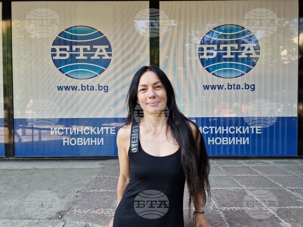 От покрива на света се виждат облаци и още много върхове, но гледката си струва, каза Христина Йосифова, изкачила Еверест
