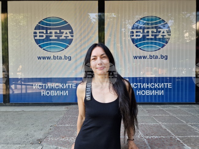 От покрива на света се виждат облаци и още много върхове, но гледката си струва, каза Христина Йосифова, изкачила Еверест