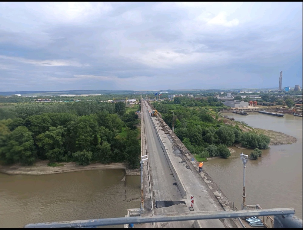 АПИ: Демонтирани са ограничителните системи, парапета и стълбове за осветление в 320 м участък от Дунав мост при Русе
